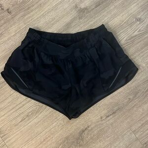 lululemon camo hotty hot low rise 2.5” shorts